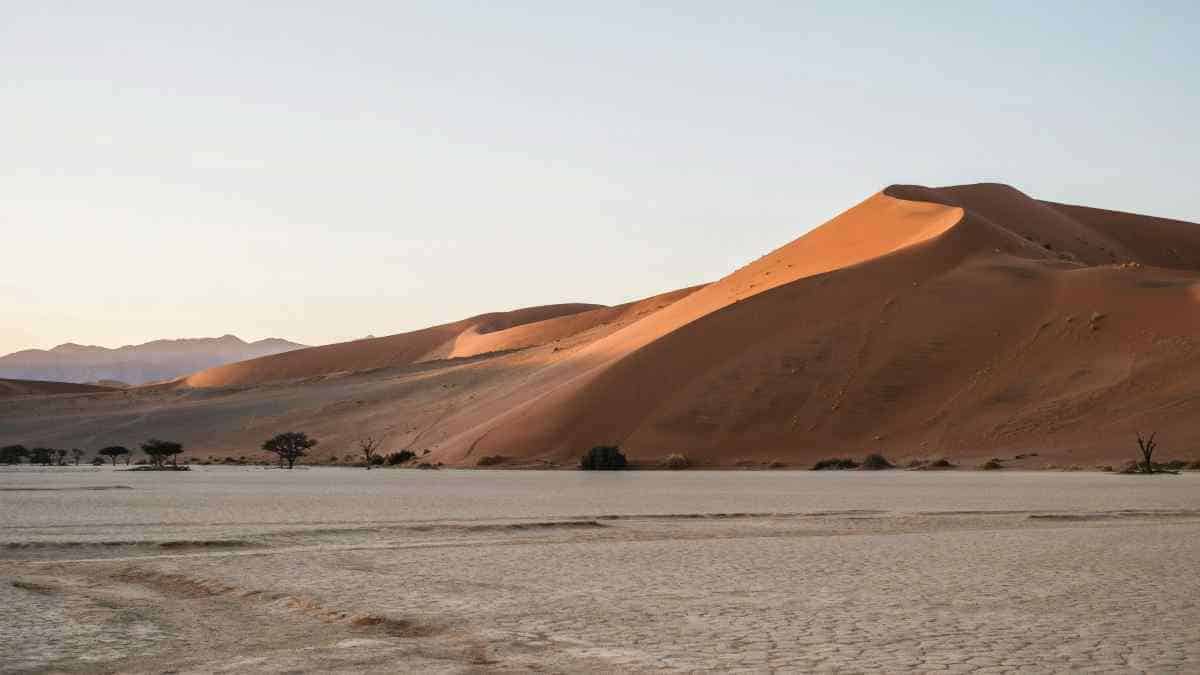 Sossusvlei&rsquo;s iconic desert dunes