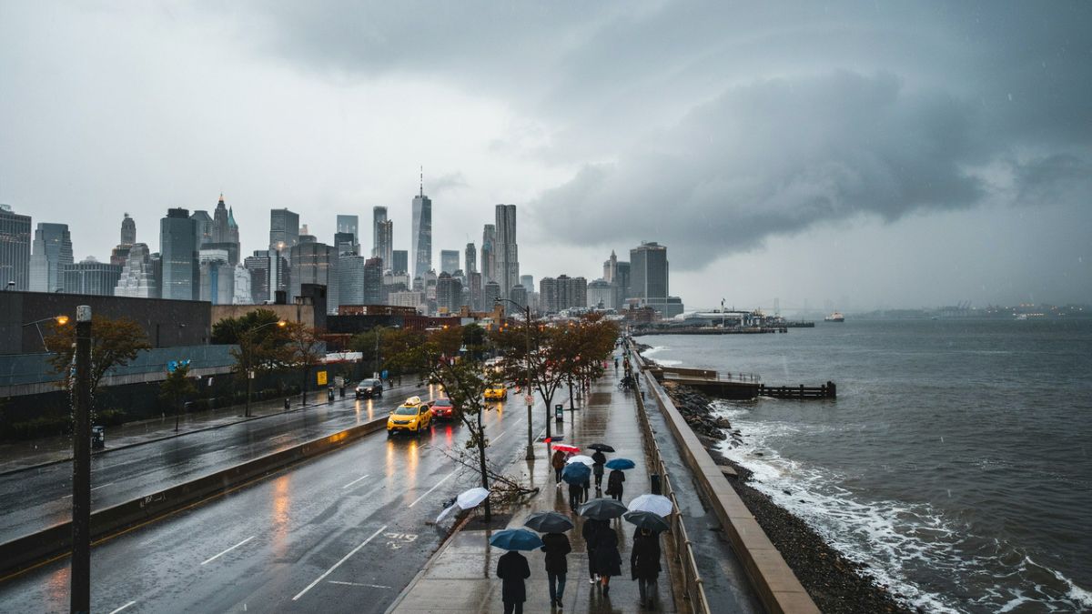 New york city faces heavy rain, strong winds and coastal flooding as a nor&rsquo;easter prompts a weekend travel advisory.