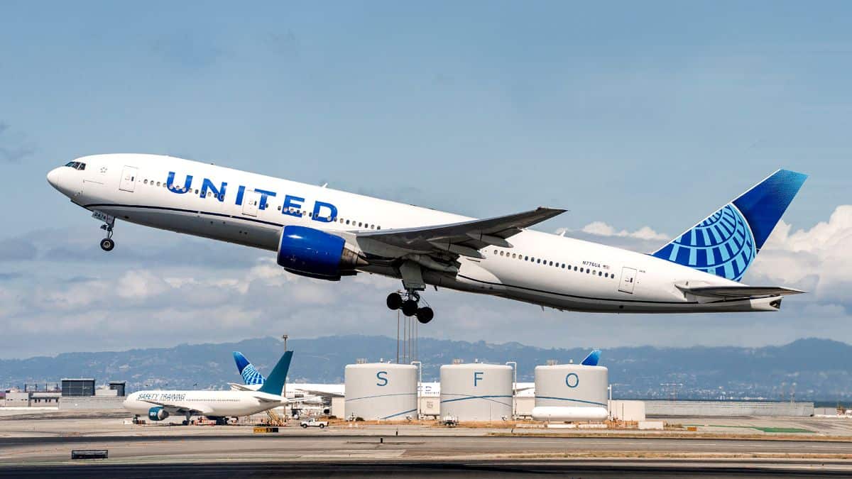 United airlines boeing 787-9 dreamliner premium cabin aircraft