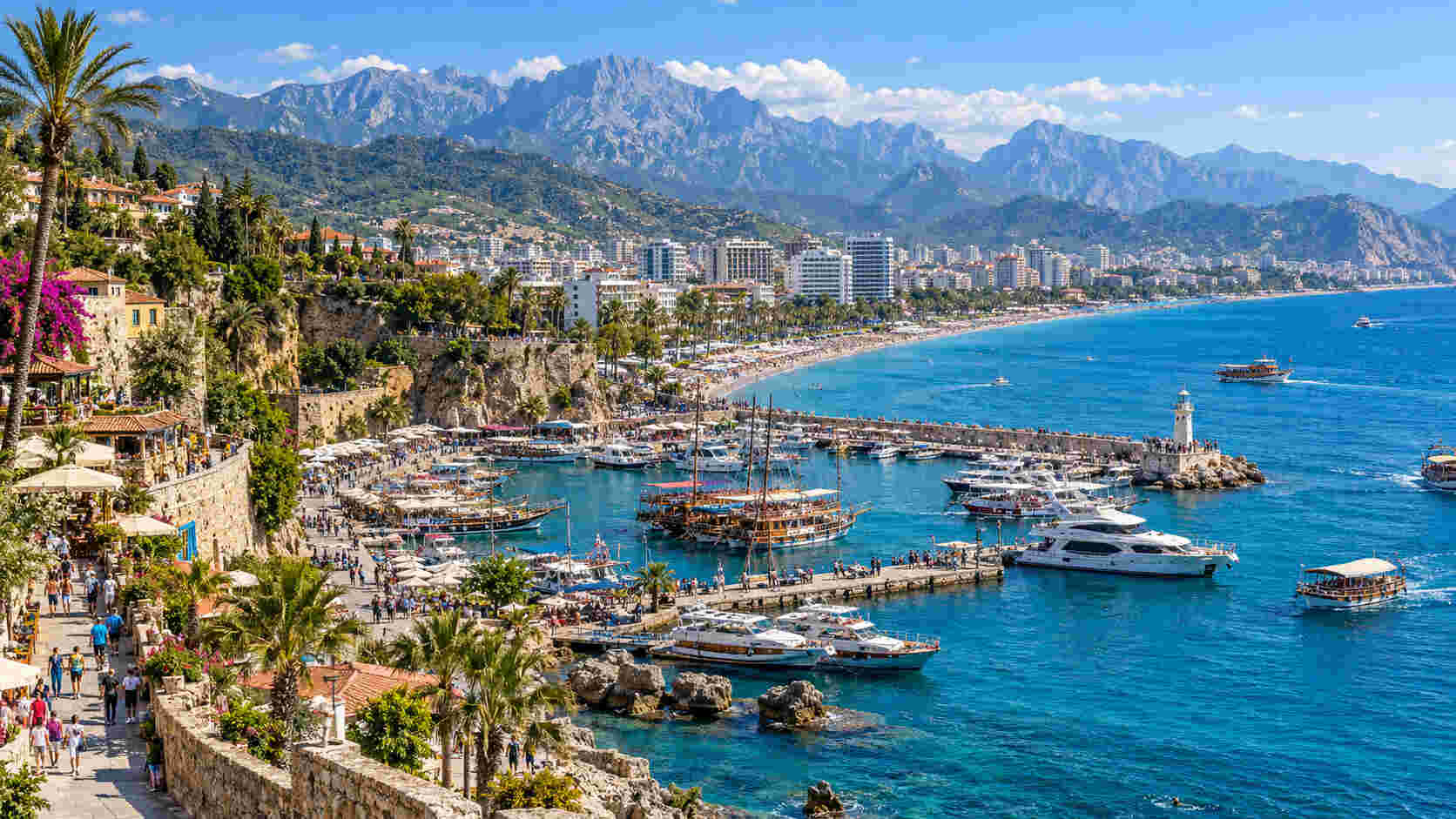Russia Leads Ukraine and Other Countries as Antalya Tourism in Türkiye Nears 12.5 Million Foreign Arrivals