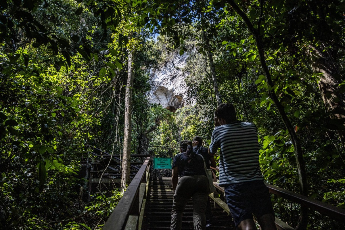 Sabah - travel and tour world Sabah's kinabatangan river surrounded by tropical borneo rainforest, highlighting malaysia's planned sandakan and kinabatangan wildlife tourism promotion for visit sabah 2027.