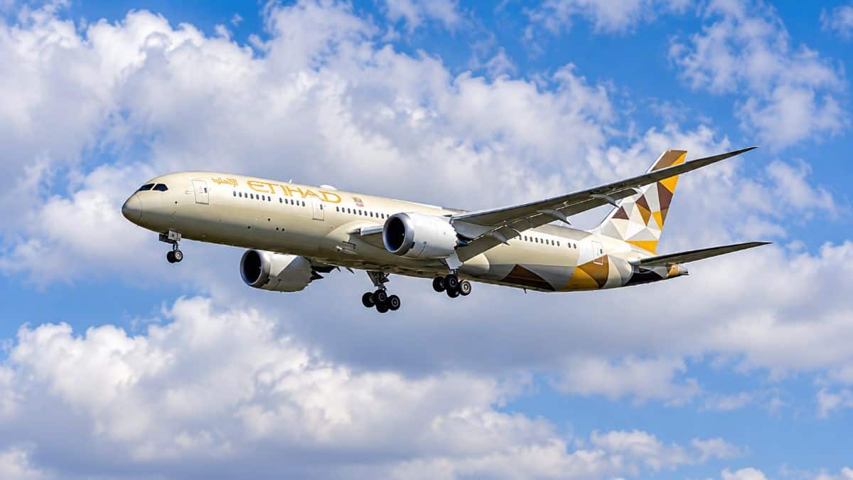 Etihad airways passenger aircraft representing expanded air connectivity between abu dhabi and damascus ahead of daily flights from november 2026.