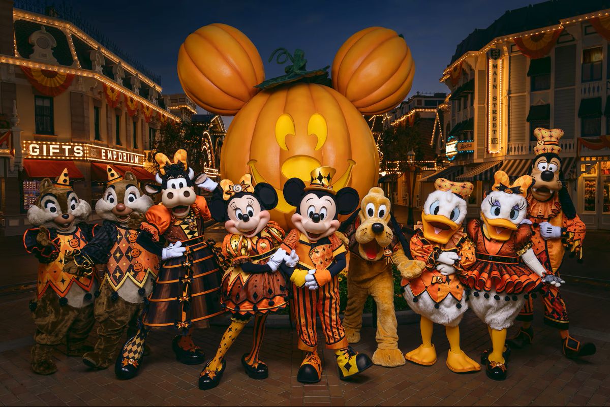 Halloween - travel and tour world Halloween tourism attractions in florida, california and pennsylvania
