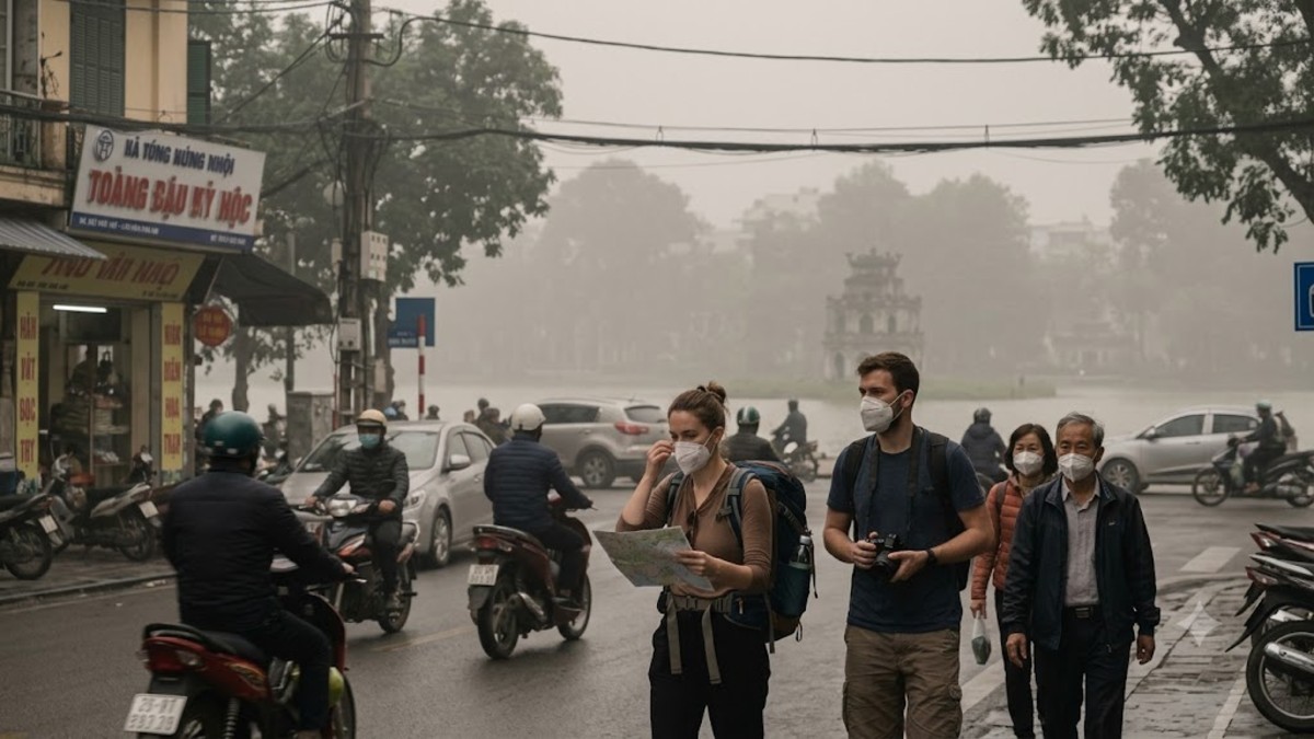 Travellers wearing masks in hanoi