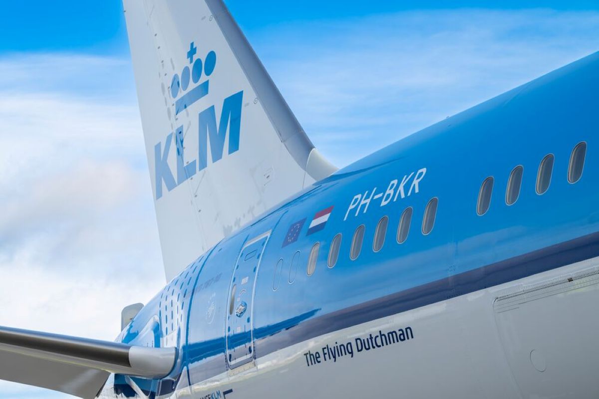 Klm aircraft - travel and tour world Klm boeing 787-10 dreamliner flying across the north atlantic on the new york to amsterdam route.