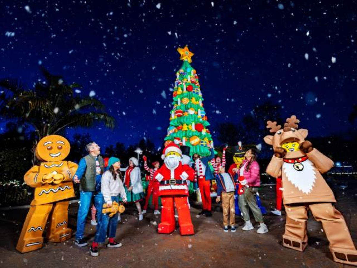 Orlando christmas - travel and tour world Orlando christmas celebration with santa, a giant christmas tree and festive characters in falling snow.