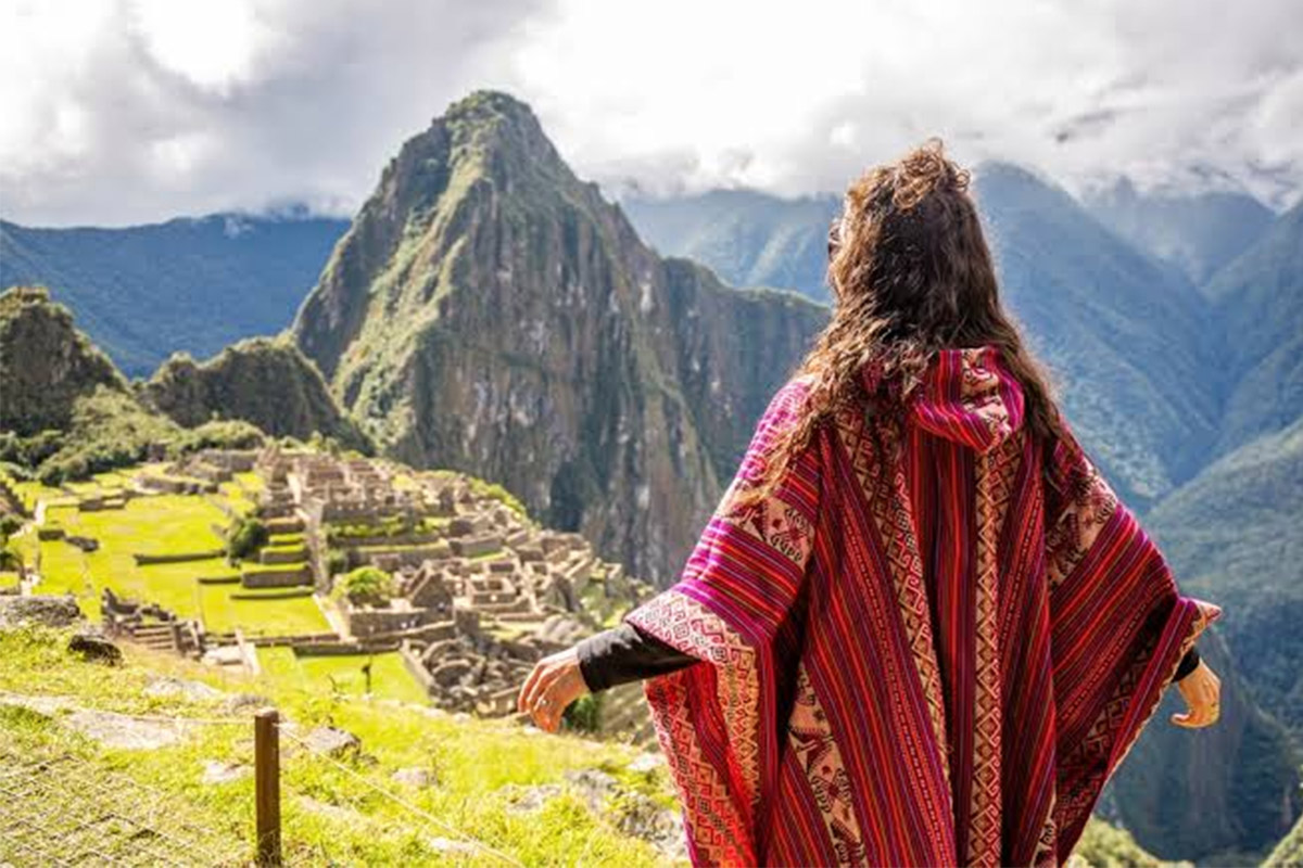 Peru travel - travel and tour world Traveller in machu pichu