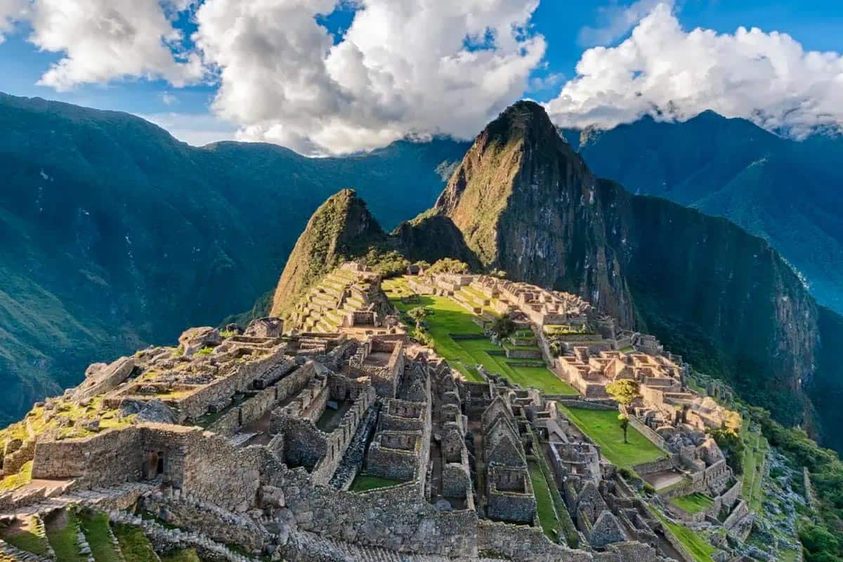 Peru unites with ecuador to build seamless travel borders and boost international tourism across south america.