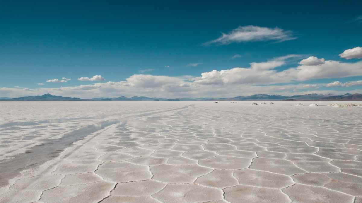 Salar de uyuni - travel and tour world Bolivia’s salt flats stretch towards the horizon
