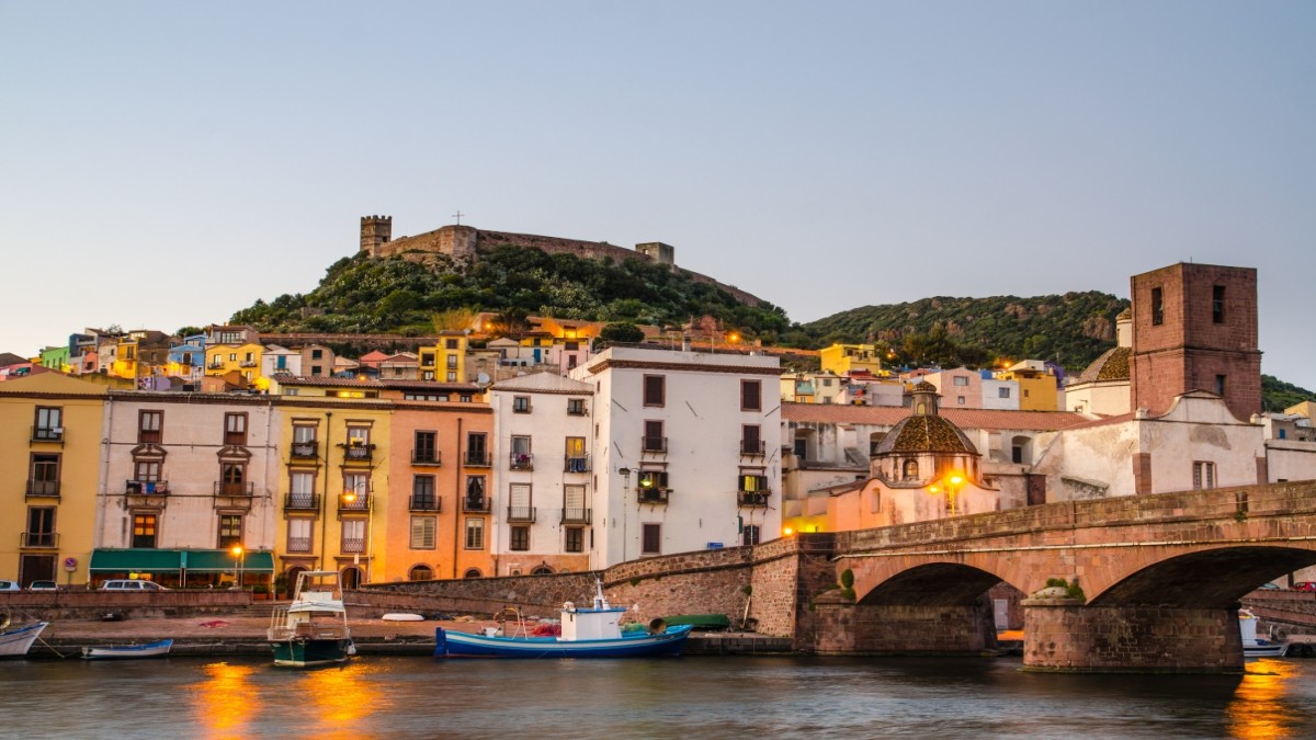 Simone antonazzo - travel and tour world Historic town and castle in tuscany