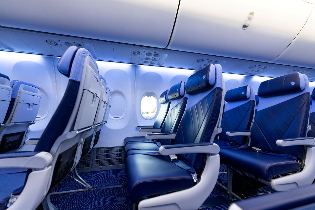 Southwest airlines boeing 737 and premium airport travel experiences illustrating the 2027 rapid rewards programme overhaul.