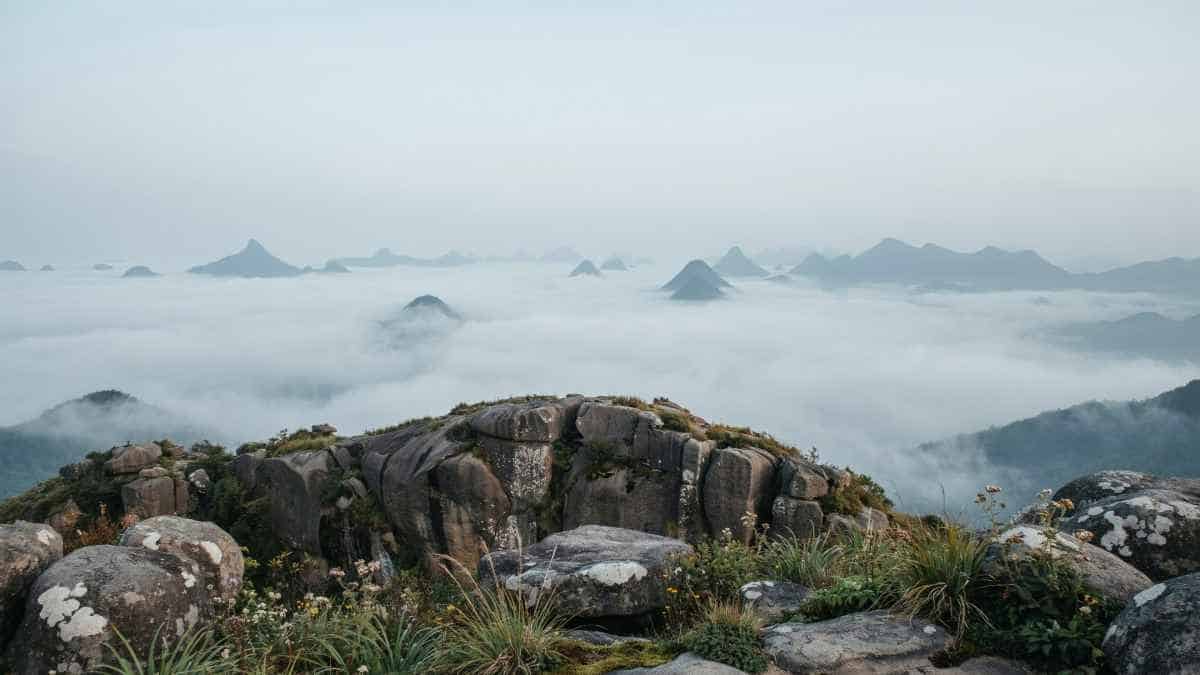 T&agrave; x&ugrave;a&rsquo;s mountain ridges rise above a sea of clouds