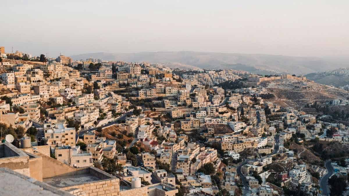 Jordan connects amman&rsquo;s urban heritage with petra&rsquo;s desert landscapes