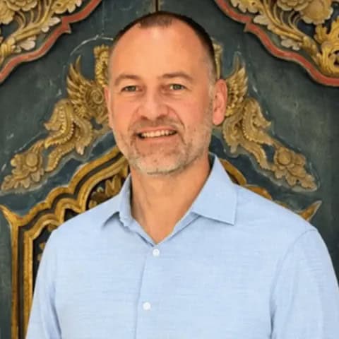 Stephan karl - travel and tour world Stephan karl headshot