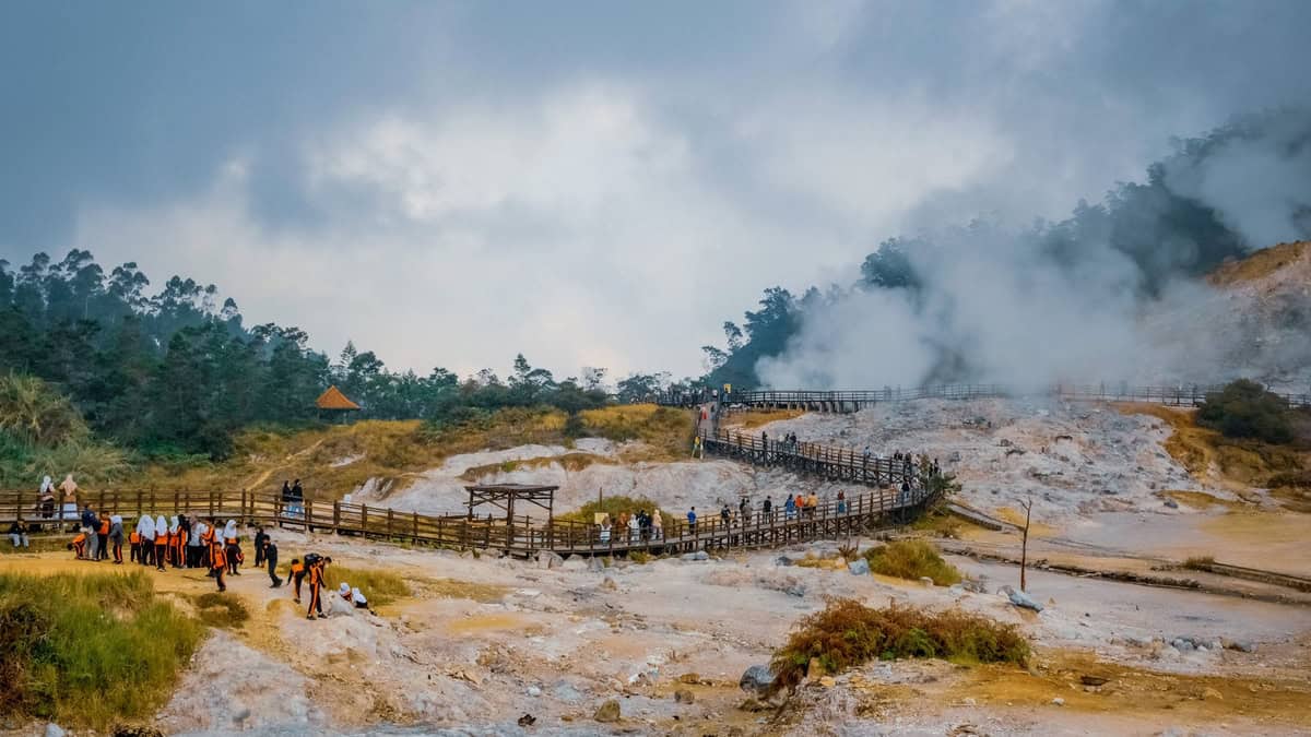 Kawah sikidang tourism in central java, indonesia - travel and tour world Sikidang crater