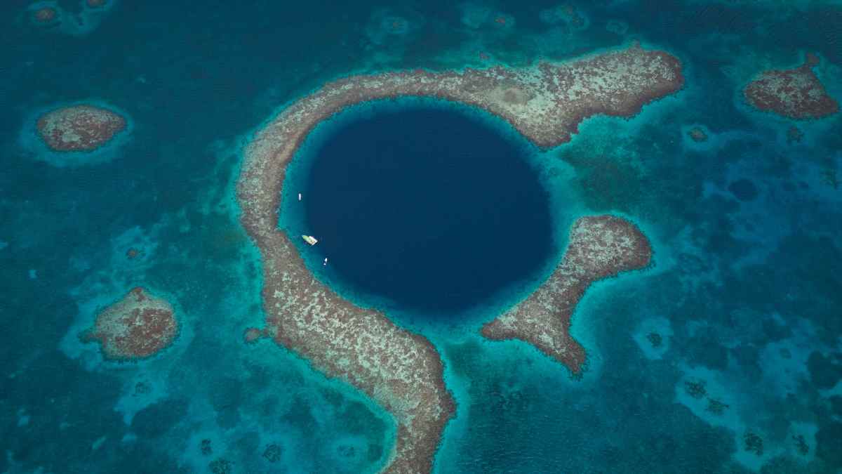 Belize&rsquo;s caribbean coast meets a living coral reef