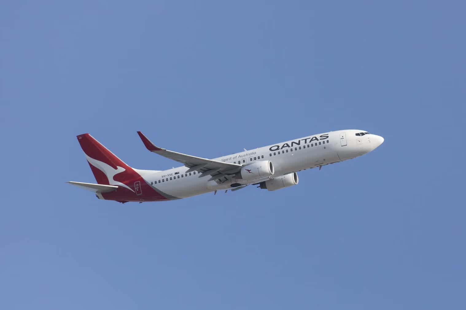 Australia and new zealand travel - travel and tour world Qantas boeing 737 against a blue sky accompanying coverage of the air new zealand codeshare ending.