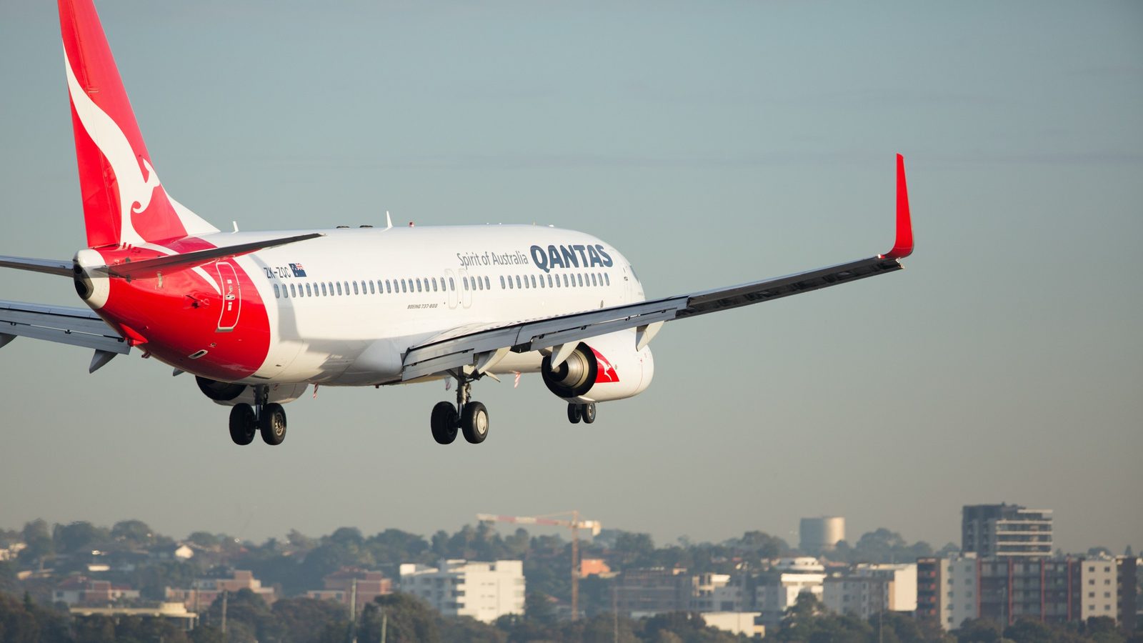 Qantas boeing 737-800 landing